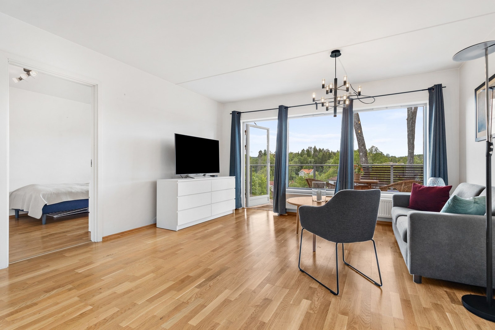 Fra stuen er det inngang til soverommet. Galleribilde