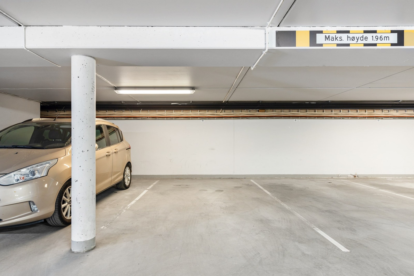 Garasjeplassen følger boligen og har tilgang via heis så man kan gå tørrskodd til og fra leiligheten. Galleribilde