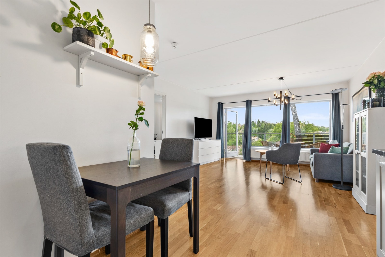 Velkommen til Biterudveien 23B, presentert av Truls E. Holm i Krogsveen. Galleribilde