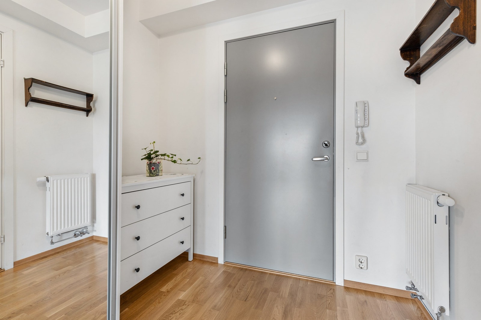 Entré med integrert skyvedørsskap og plass til kommode. Galleribilde