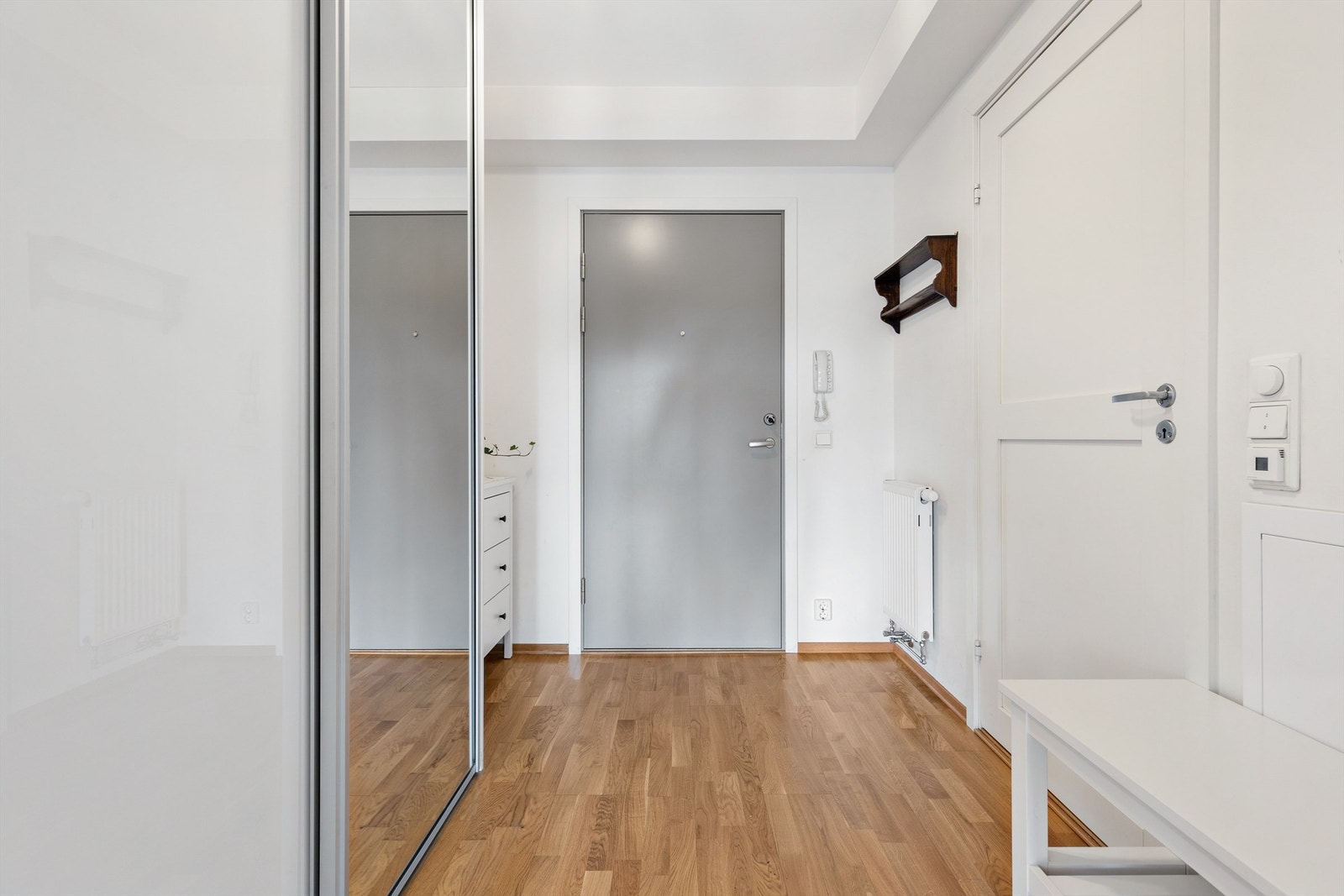 Fra entreen kommer man videre til badet og stuen. Galleribilde