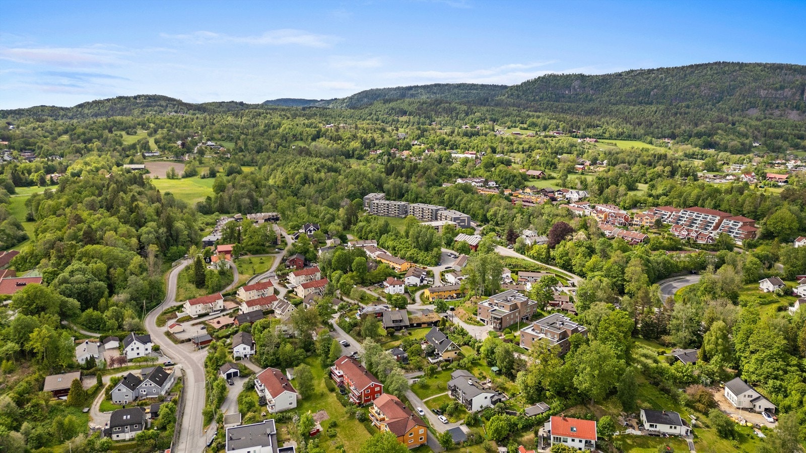 Toget inn mot Oslo går hvert 10 minutt og bruker rundt 18 min. inn til byen. Ønsker du å benytte deg av bil tar det 28 minutter til Oslo og 23 minutter til Drammen. Galleribilde