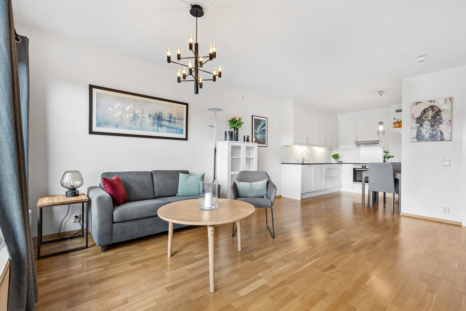 Stue med plass til sittegruppe og TV-område. Åpen løsning mellom stue og kjøkken. Galleribilde