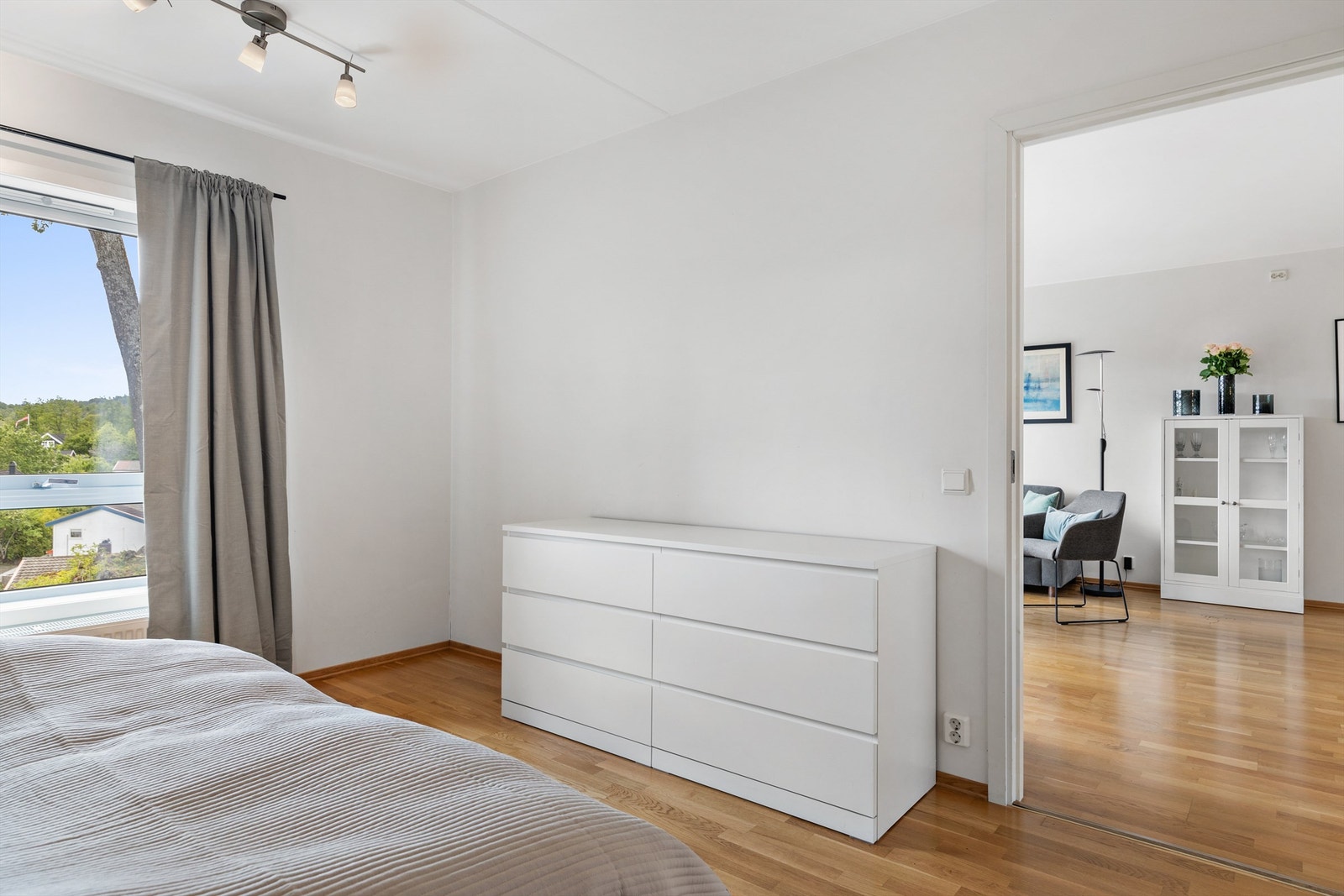 Soverom med plass til dobbeltseng med nattbord på hver side. Galleribilde