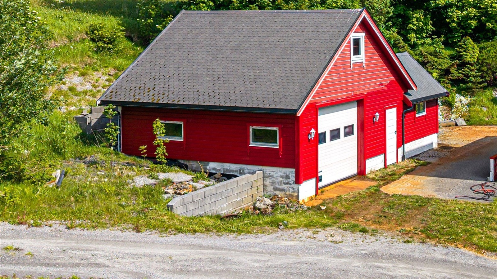 Garasje 2 med loft og mindre redskapsgarasje på siden. Galleribilde