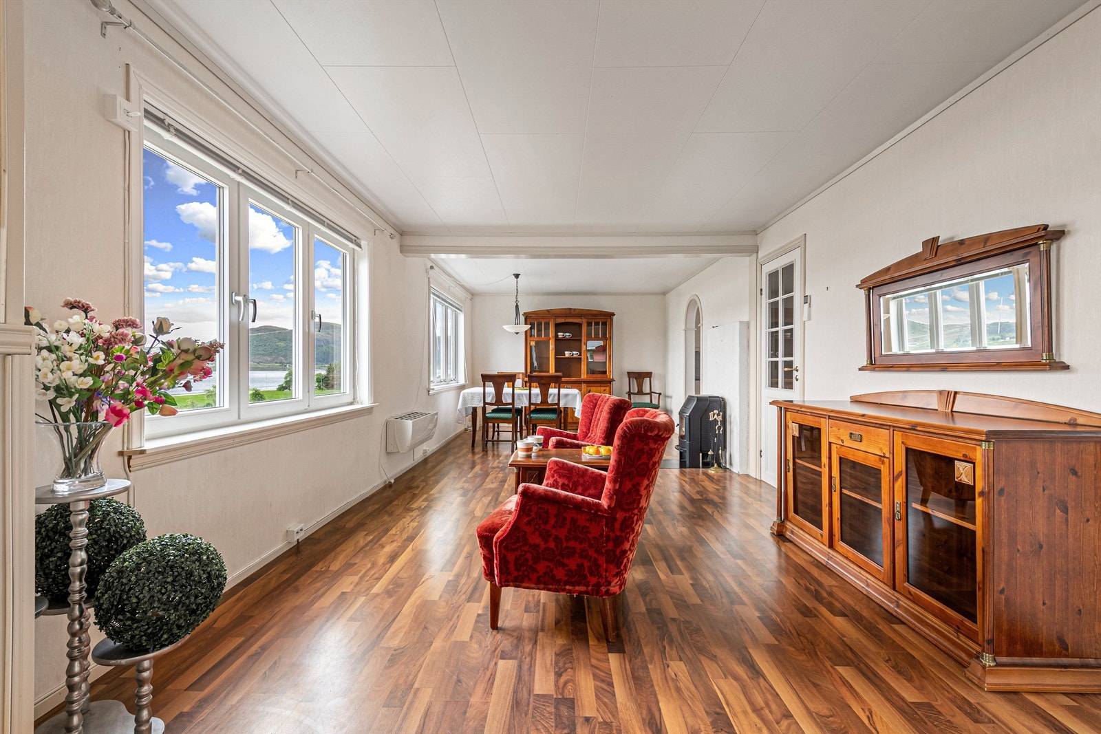 Stor og romslig stue med god plass til flere soner og sitteplasser Galleribilde