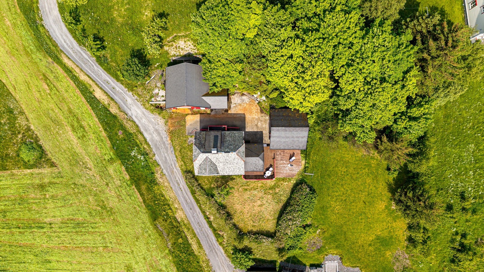 Dronebilde av eiendommen sett fra fugleperspektiv Galleribilde