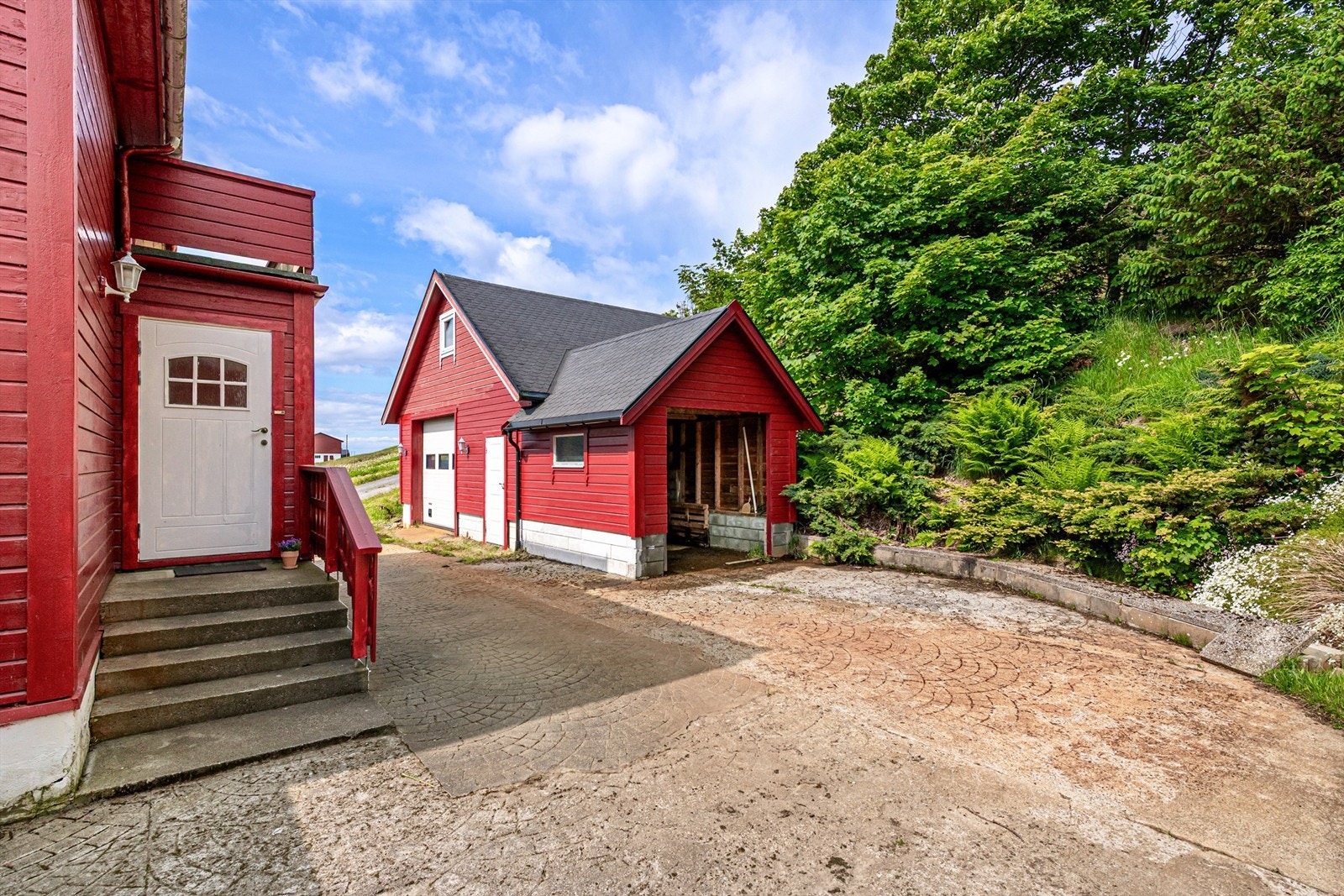 Garasje 2 med ekstra høy port. Galleribilde