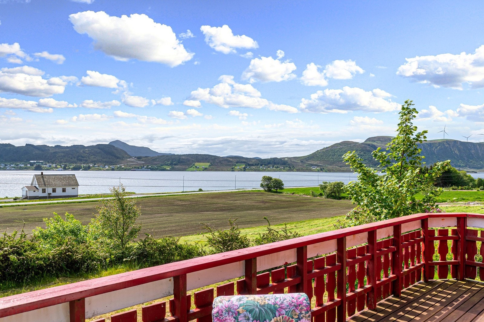 Nydelig utsikt fra eiendommen mot fjord og fjell Galleribilde