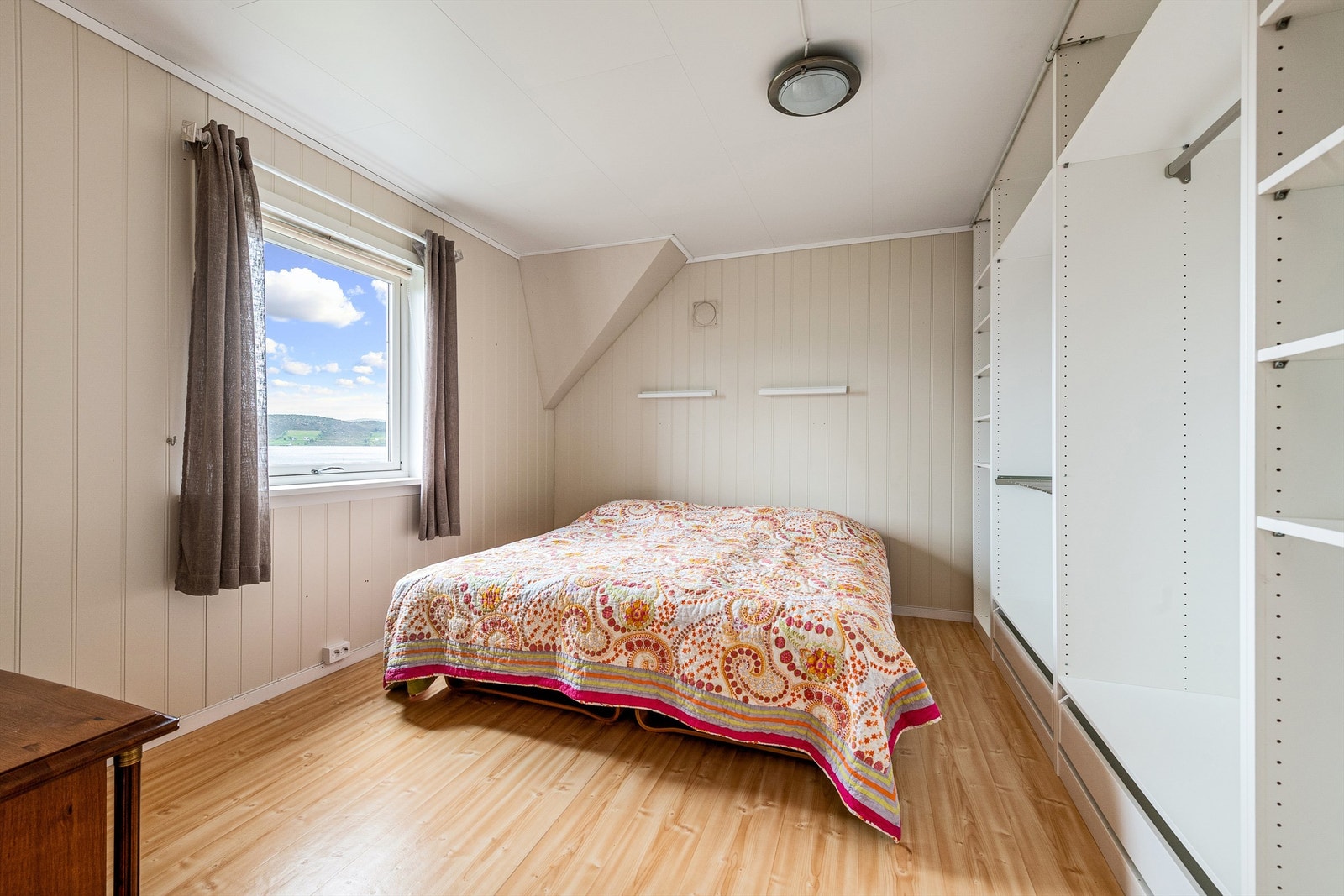 Soverom med stor garderobeinnredning Galleribilde