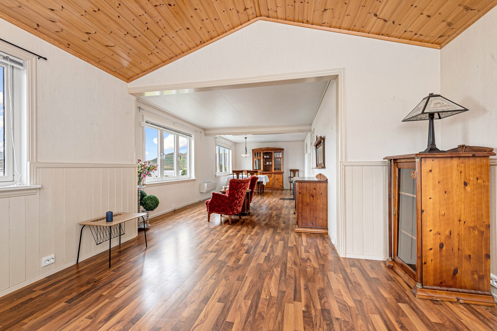 Stue med gode lys og utsiktsforhold Galleribilde