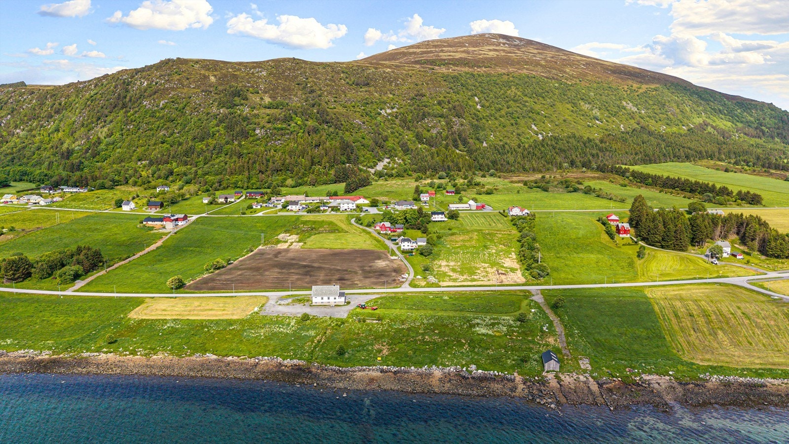 Dronebilde sett fra sjøsiden Galleribilde