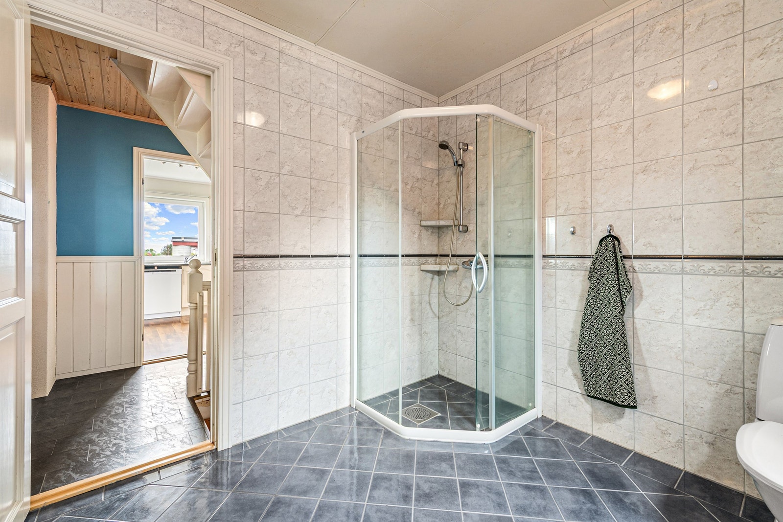 Dusjhjørne med glassvegger og vegghengt dusjarmatur Galleribilde