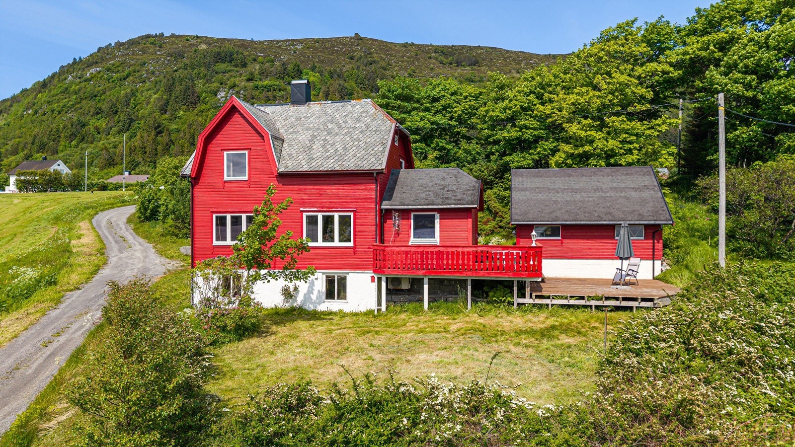 Fasade og hage Galleribilde