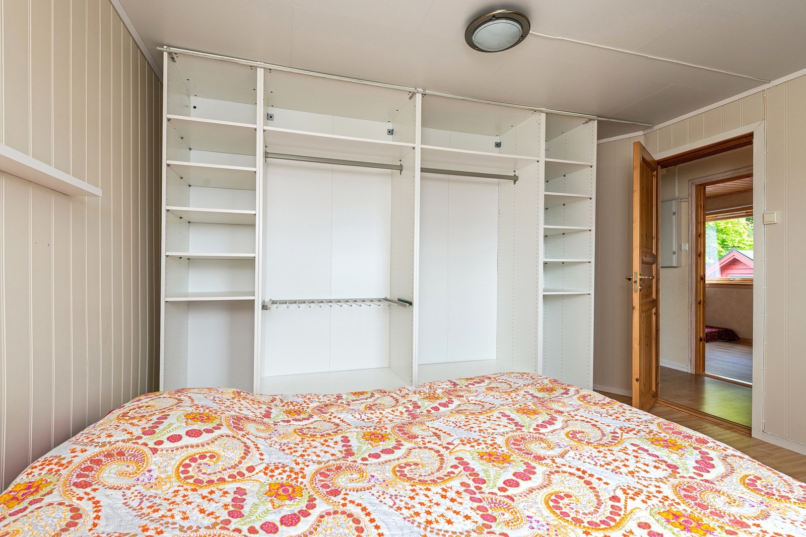 Soverom med stor åpen garderobeinnredning Galleribilde