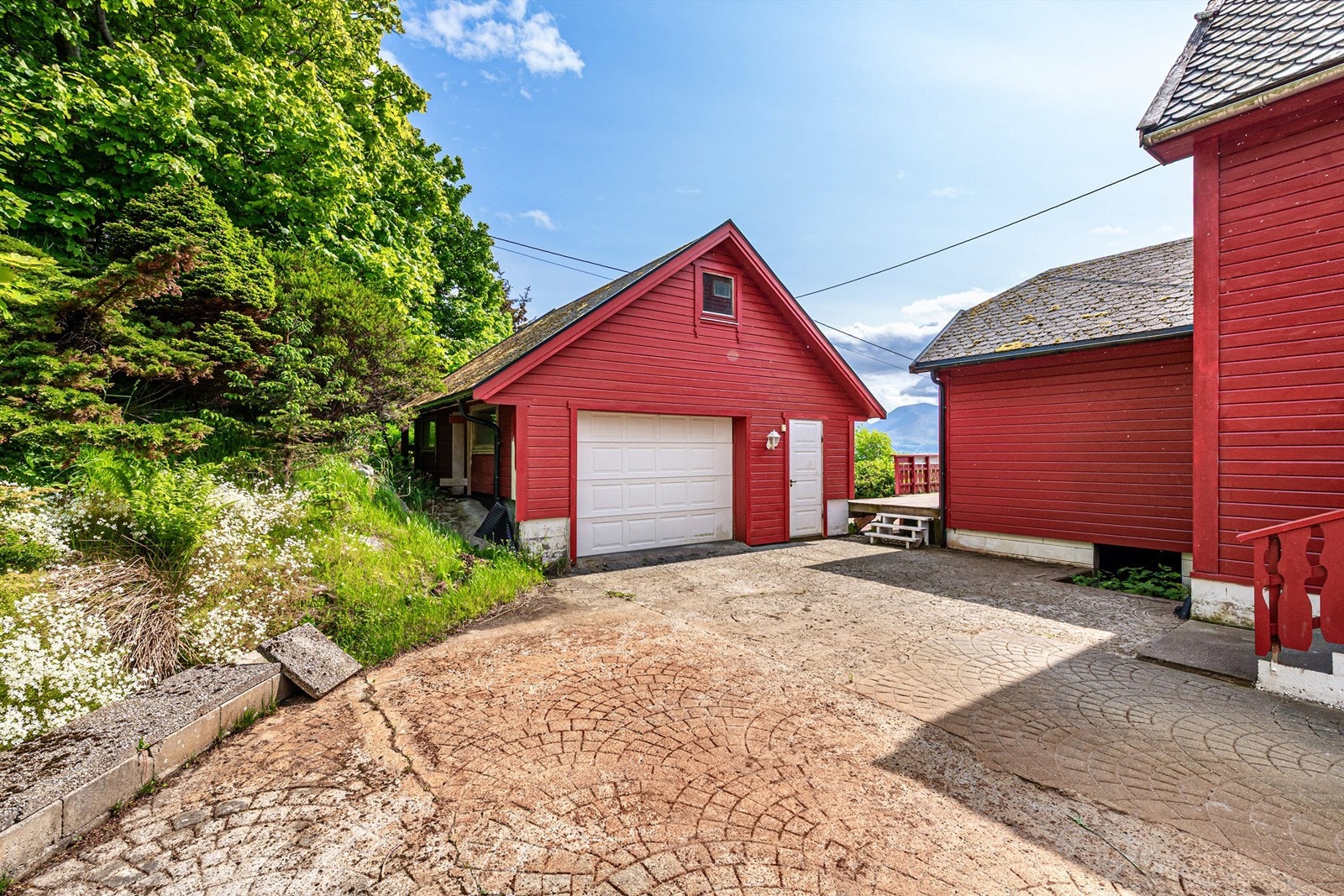 Gårdsplass og garasje 1. Galleribilde