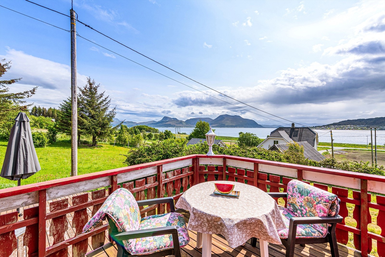 Flere solrike uteplasser/terrasser med gode utsiktsforhold Galleribilde