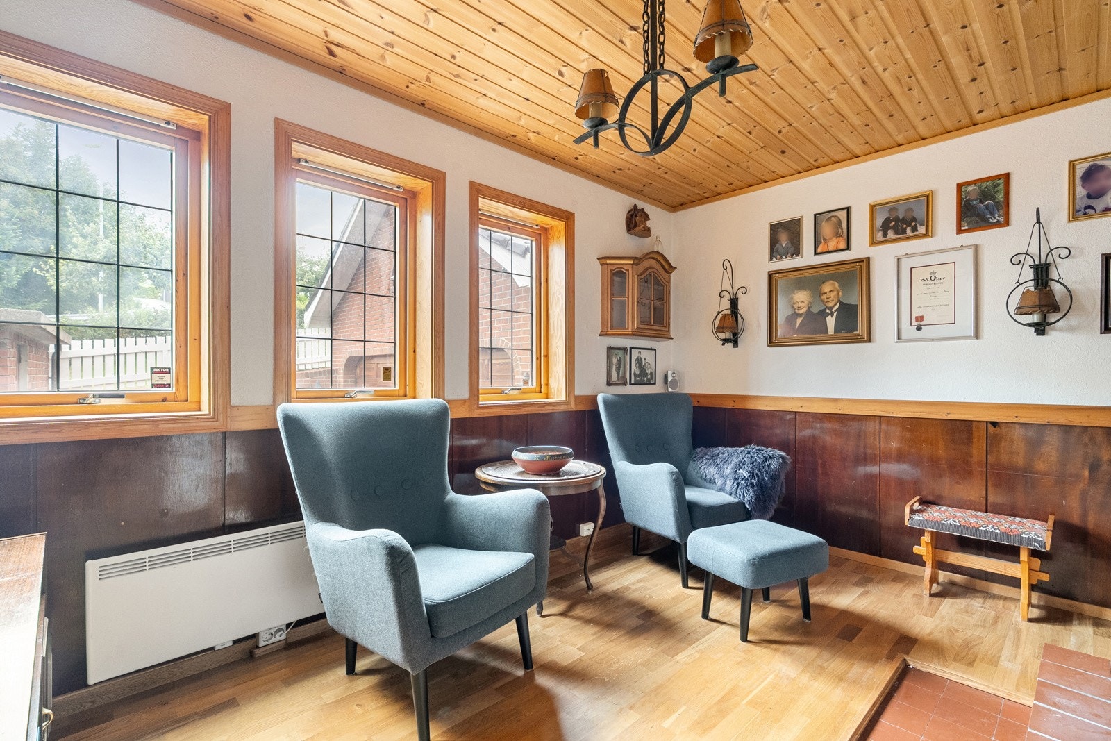 Peisstuen med 1940-tallets funksjonalistiske arkitektur. Galleribilde