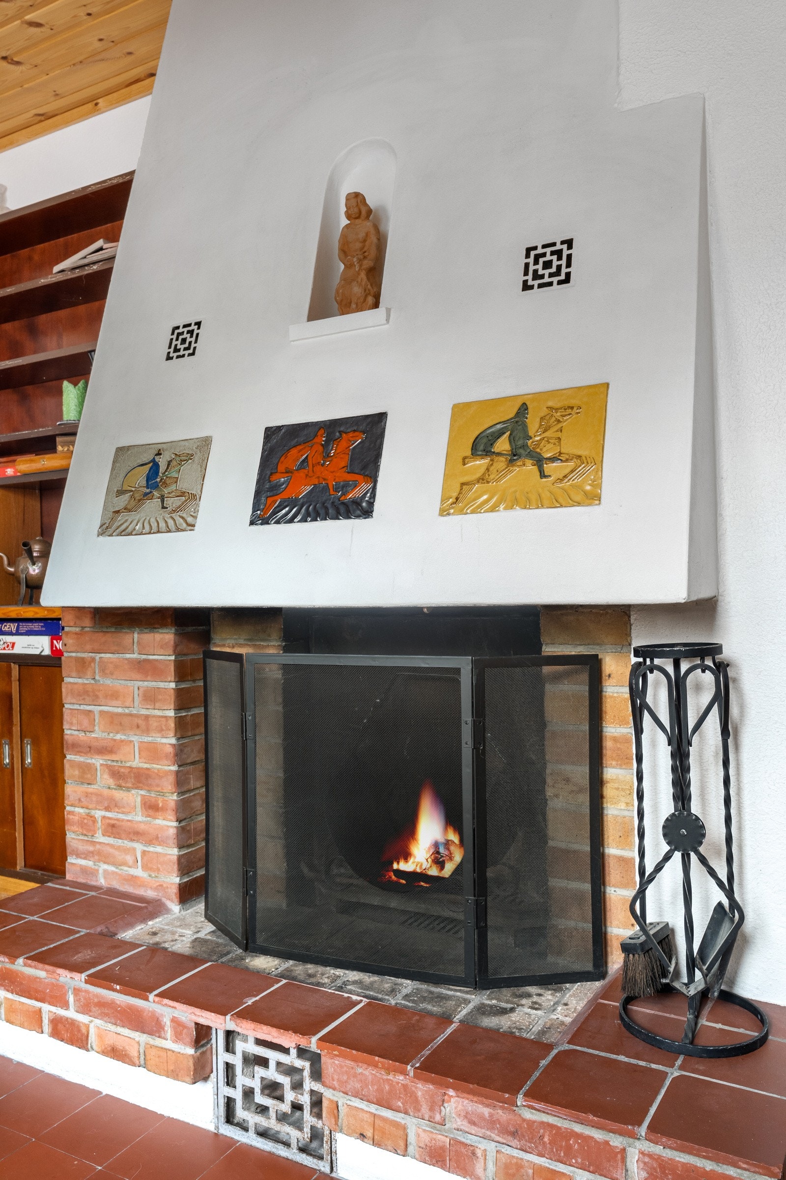Peis med detaljer fra Ganns Potteri & Teglverk AS. Galleribilde