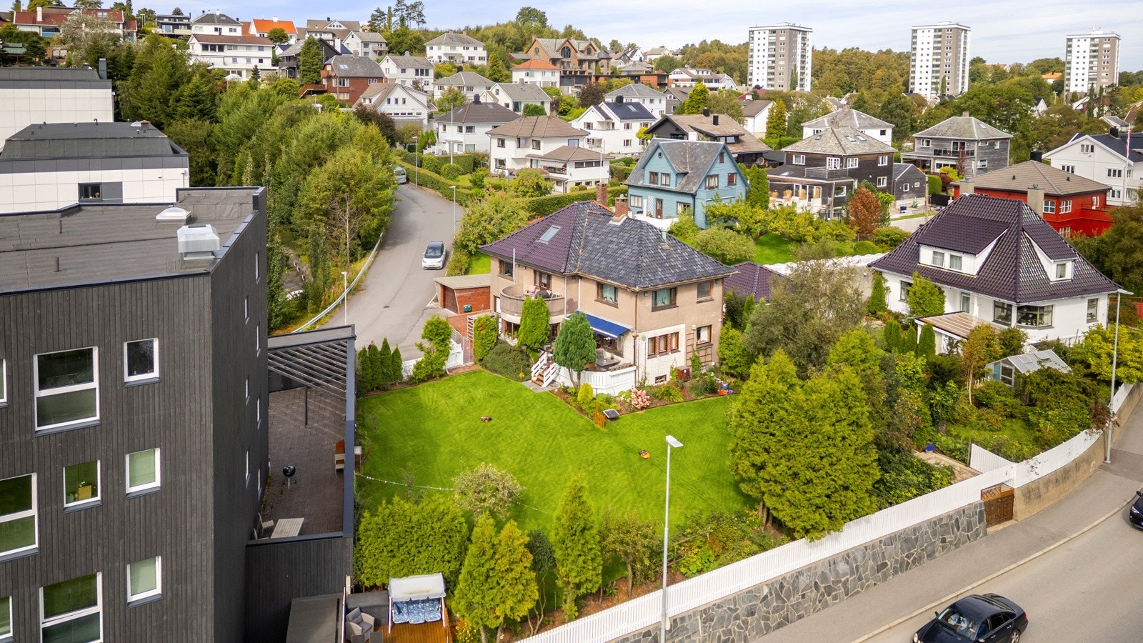 Huset er karakterisert av et stort helvalmet tak, pusset mur og detaljer i teglstein og skifer. Galleribilde