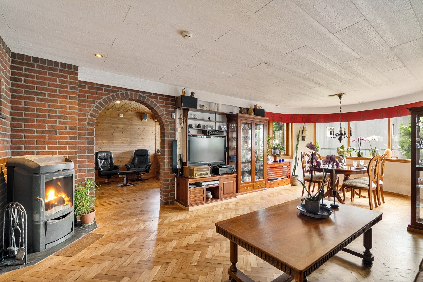Stuen er malt i lyse toner, med detaljer som er tro mot 1940-tallets funksjonalistiske arkitektur. Stemningen er tidstypisk, med en følelse av solid håndverk. Galleribilde