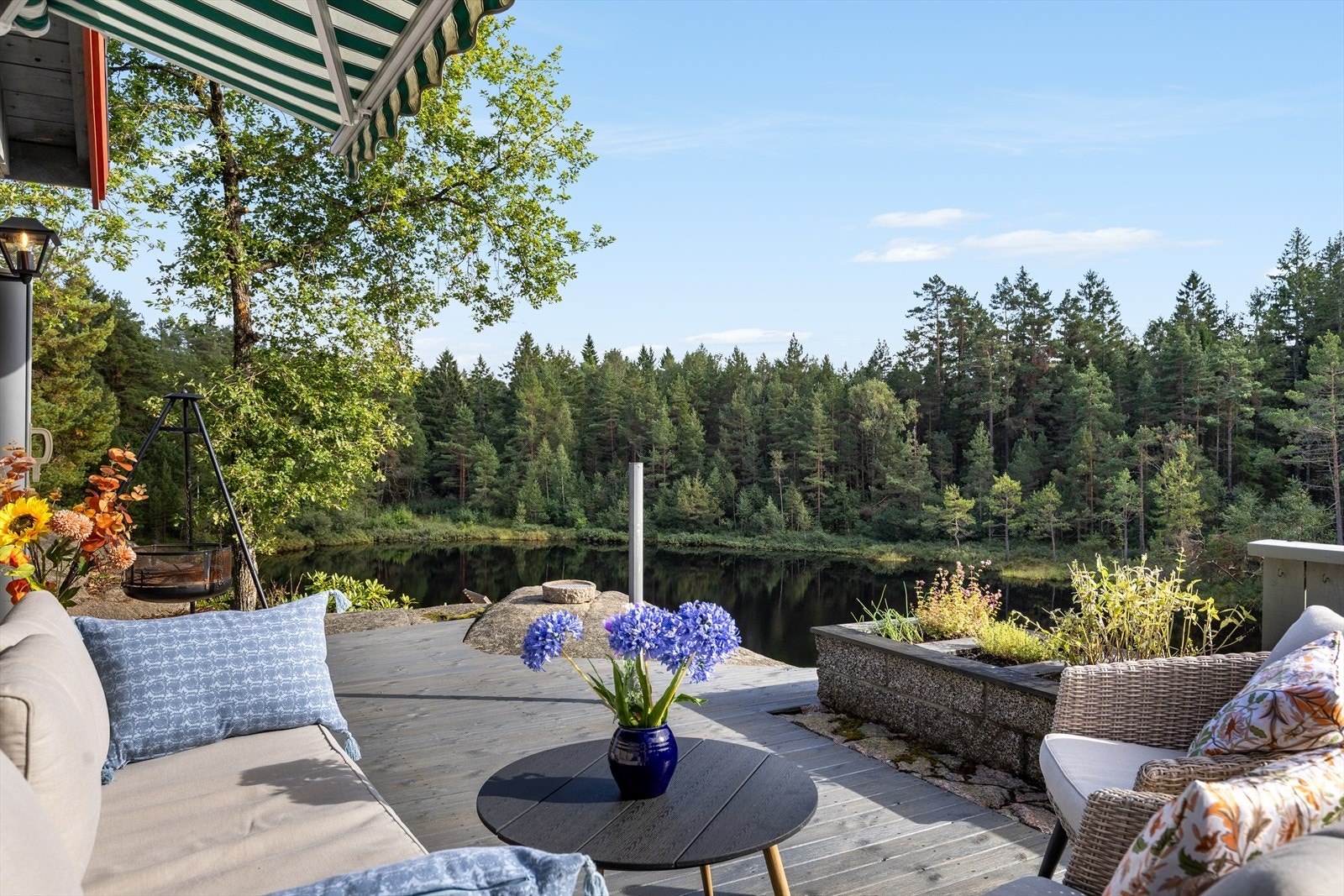 Koselig sittegruppe med nydelig utsikt - her kan du finne naturens ro! Galleribilde