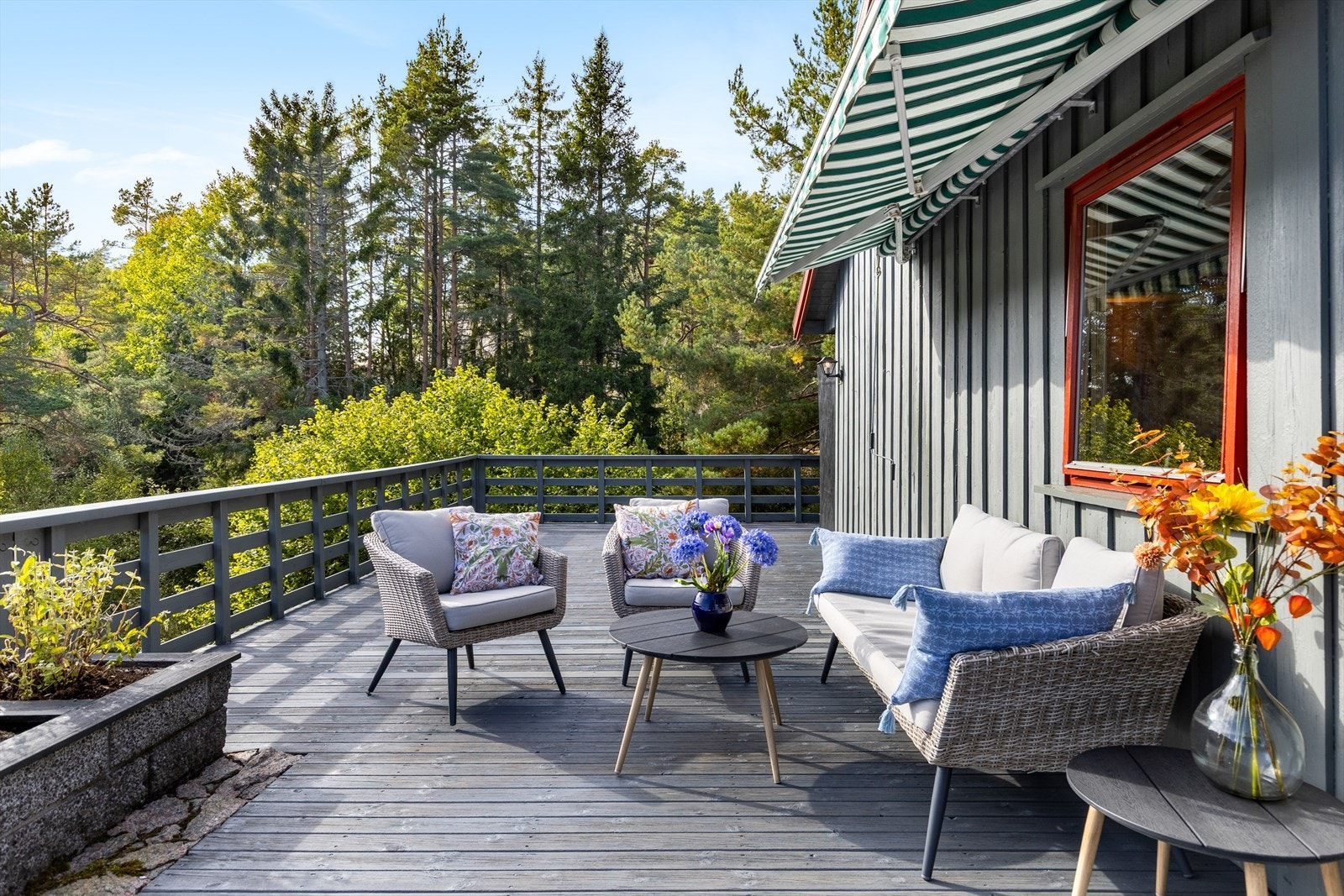 Romslig terrasse med god plass til sittegruppe Galleribilde