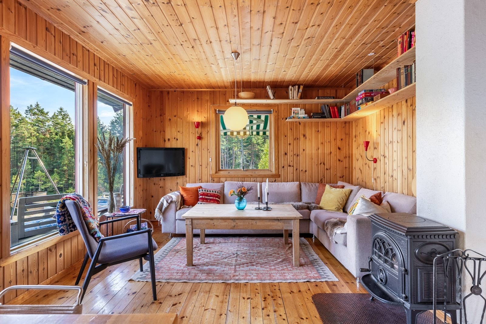 Stuen varmes opp med vedovn Galleribilde