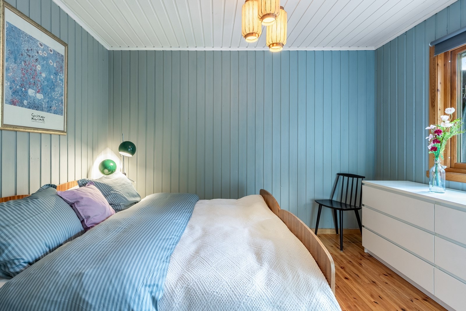 Soverommet er innredet med dobbeltseng og kommode - lyse og fine fargevalg! Galleribilde