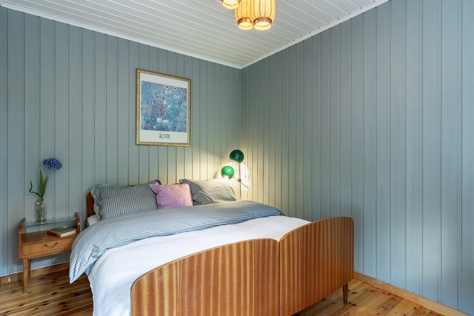 Romslig soverom med god plass til dobbeltseng Galleribilde