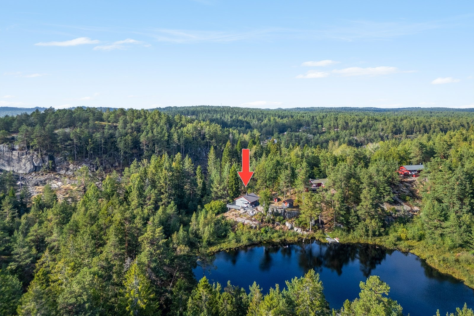 Hytta ligger fint til ved et koselig tjern Galleribilde