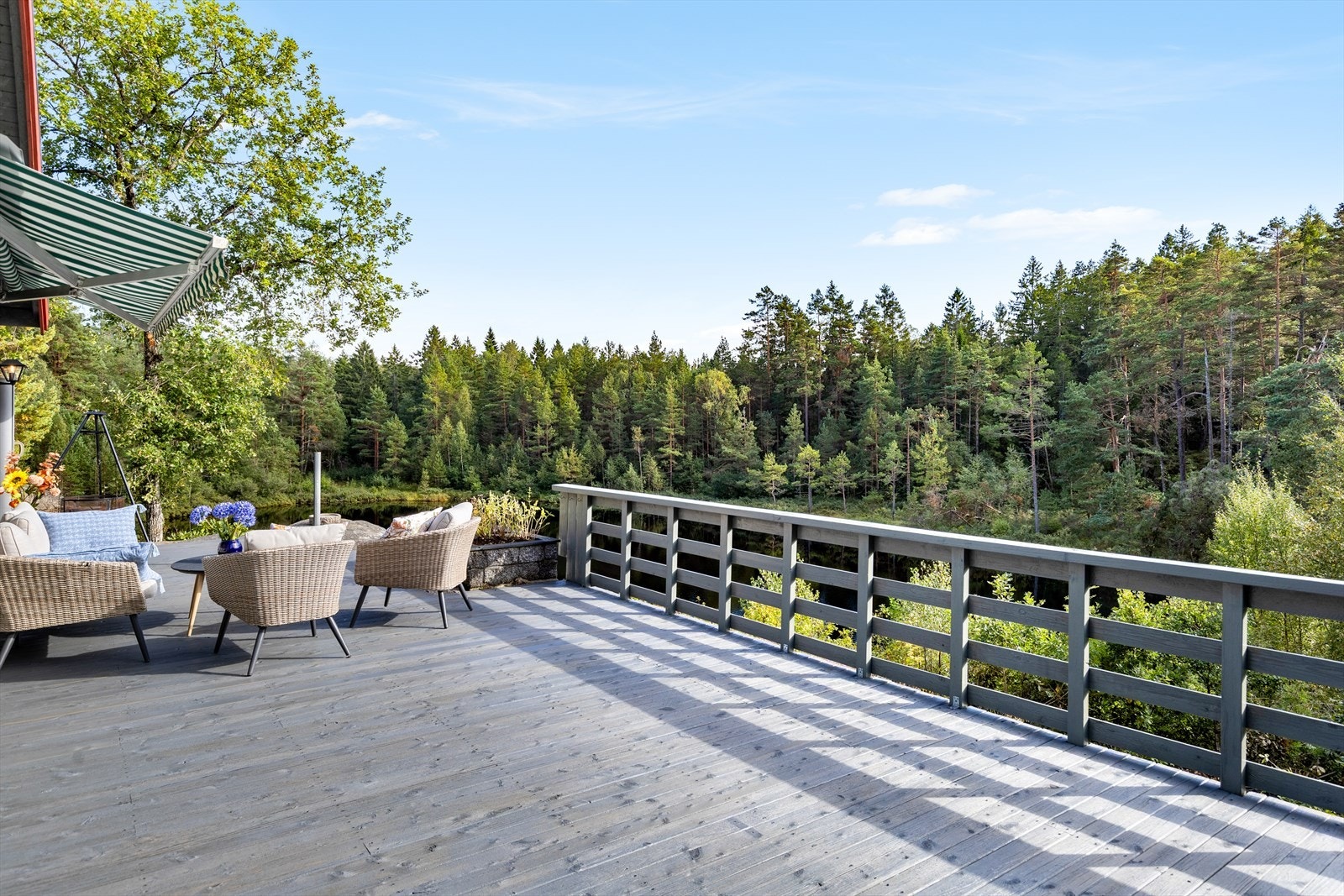 Fin utsikt fra terrasse og usjenert uteplass med lite innsyn Galleribilde