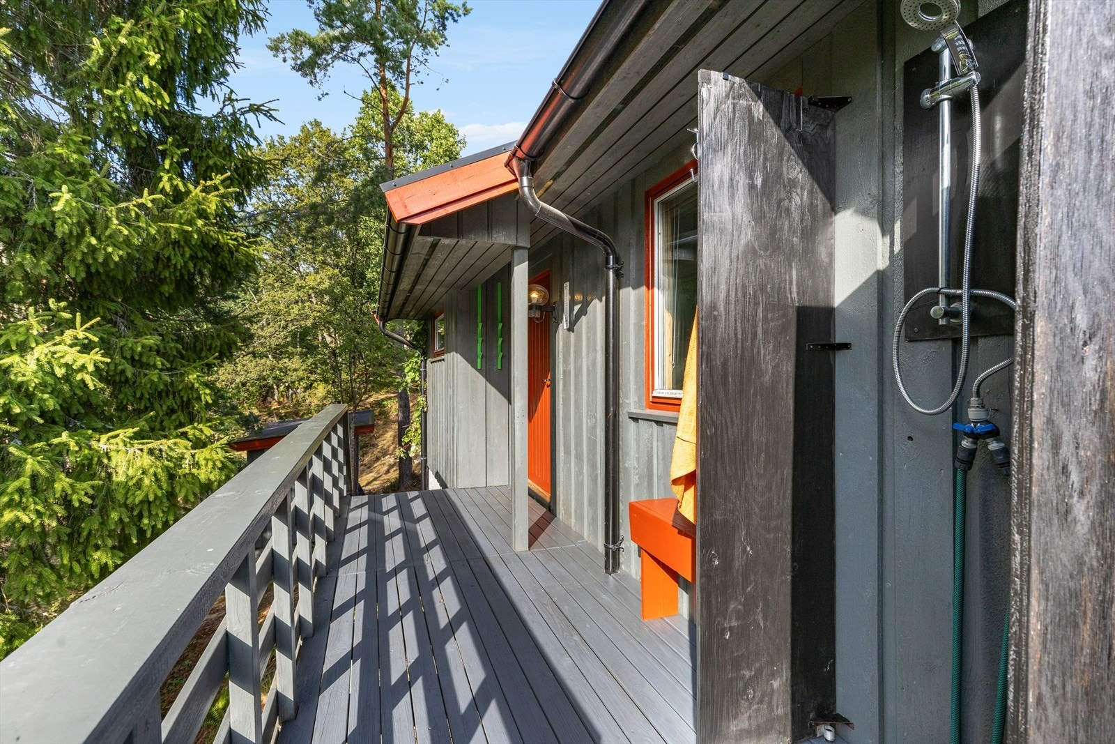 Ved inngangspartiet er det satt opp utedusj Galleribilde