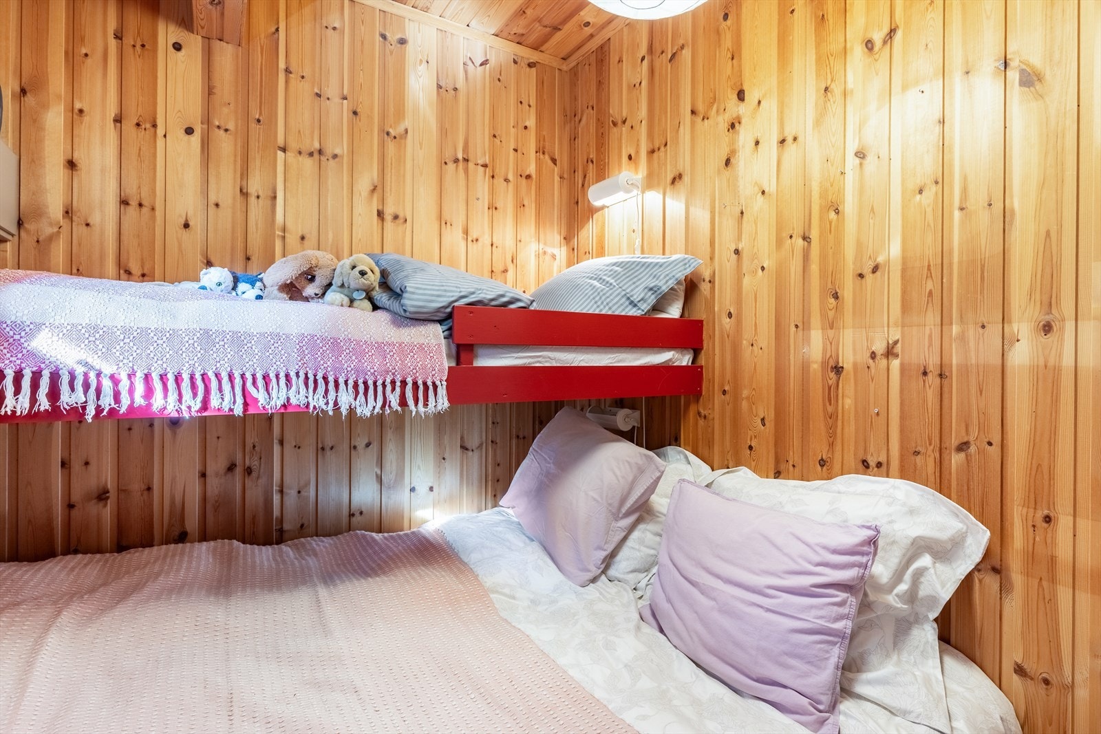 Rommet er innredet med køyeseng og dobbeltseng Galleribilde