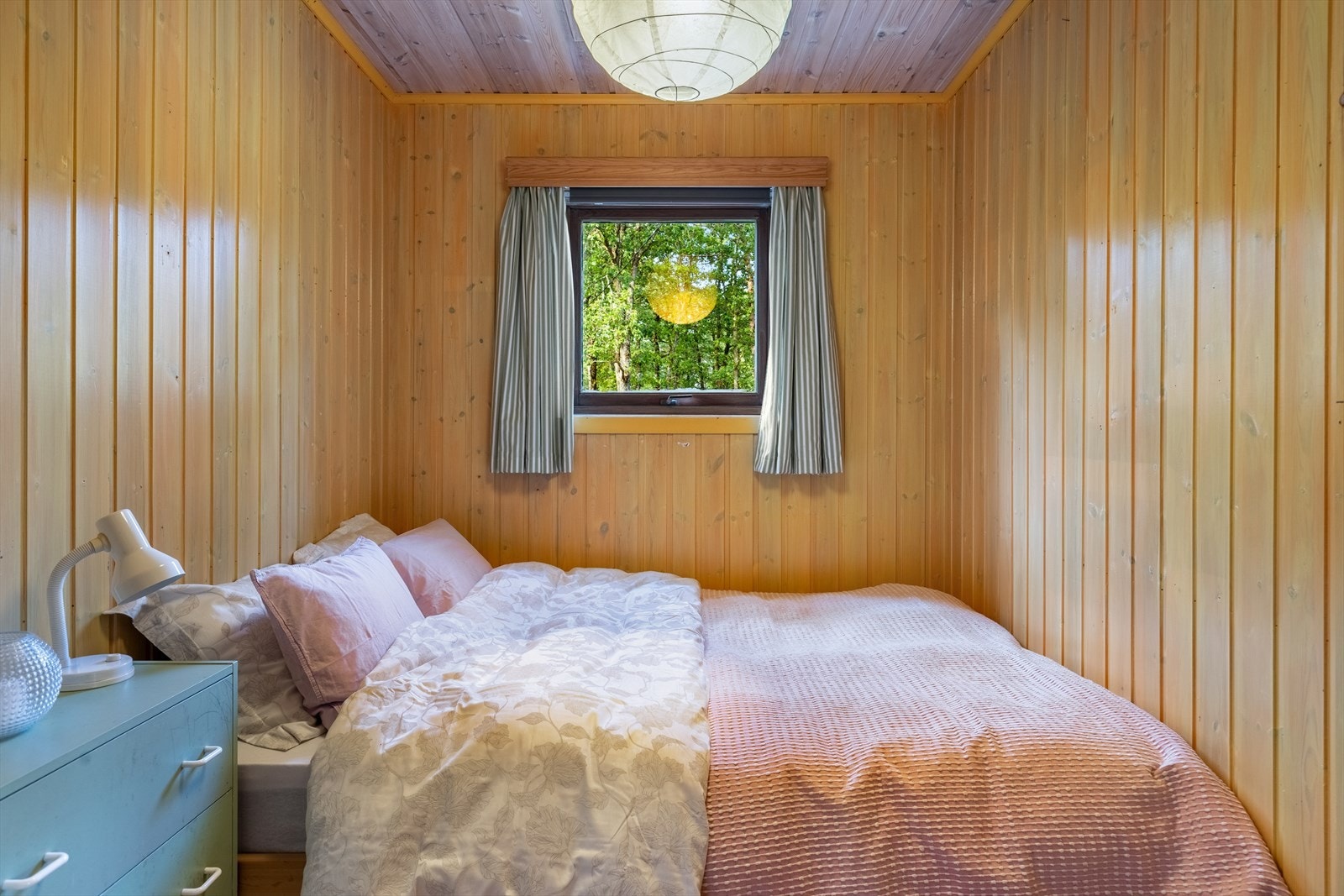 Rommet er innredet med dobbeltseng Galleribilde