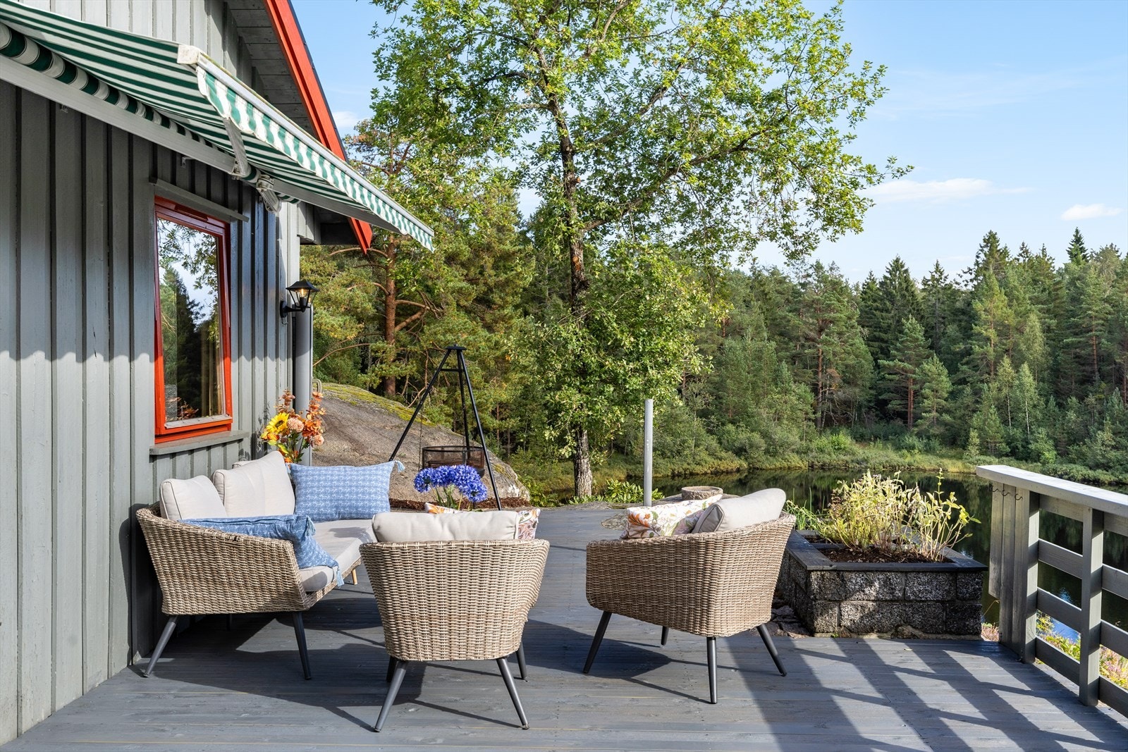 Hyggelig sittegruppe hvor du kan nyte solen og den fine utsikten Galleribilde