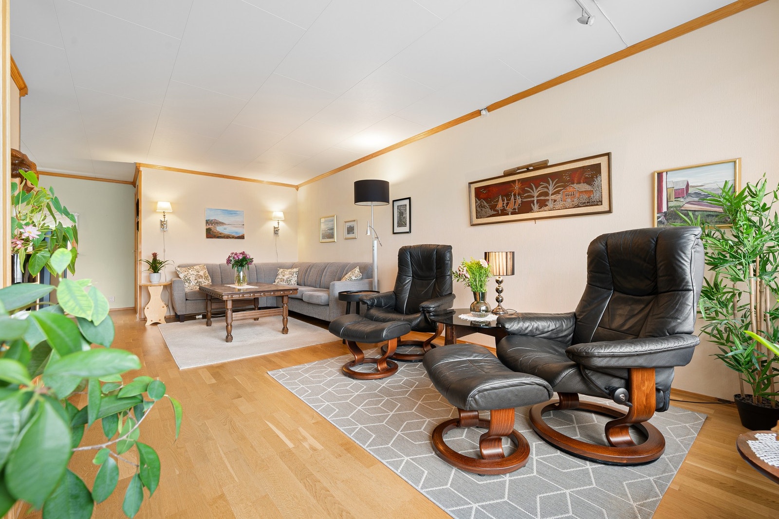 Stuen har plass til flere sittegrupper - gir rom for både hygge og ro Galleribilde