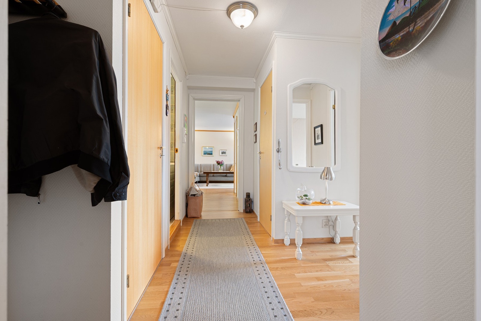Lys gang med enkel adkomst til alle rom Galleribilde