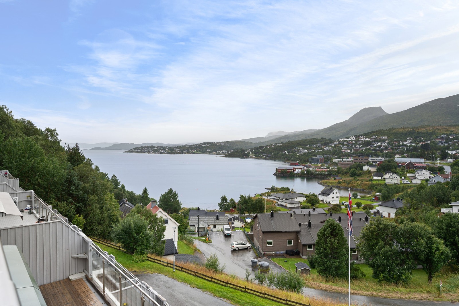 Romslig toppleilighet med denne utsikten i populære Terrassen borettslag Galleribilde