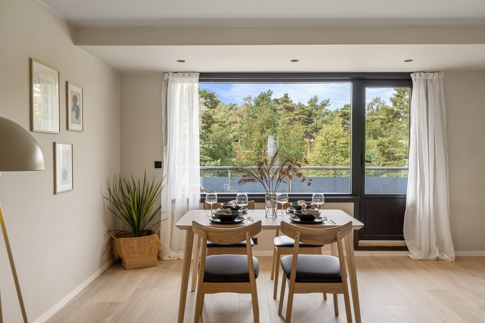 Fra stuen er det utgang til den vestvendte balkongen på hele 16 m² Galleribilde