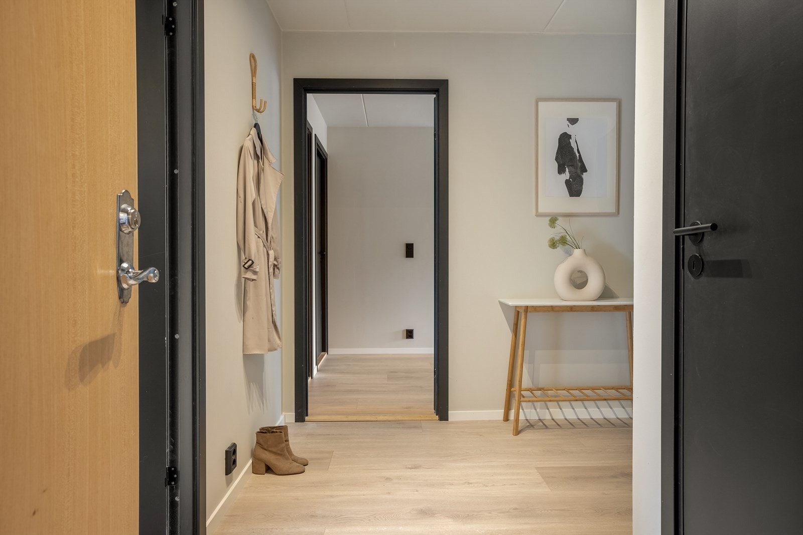 Praktisk inngangsparti ! Det er en bod like ved inngangsdøren som eksempelvis kan innredes som garderobe Galleribilde