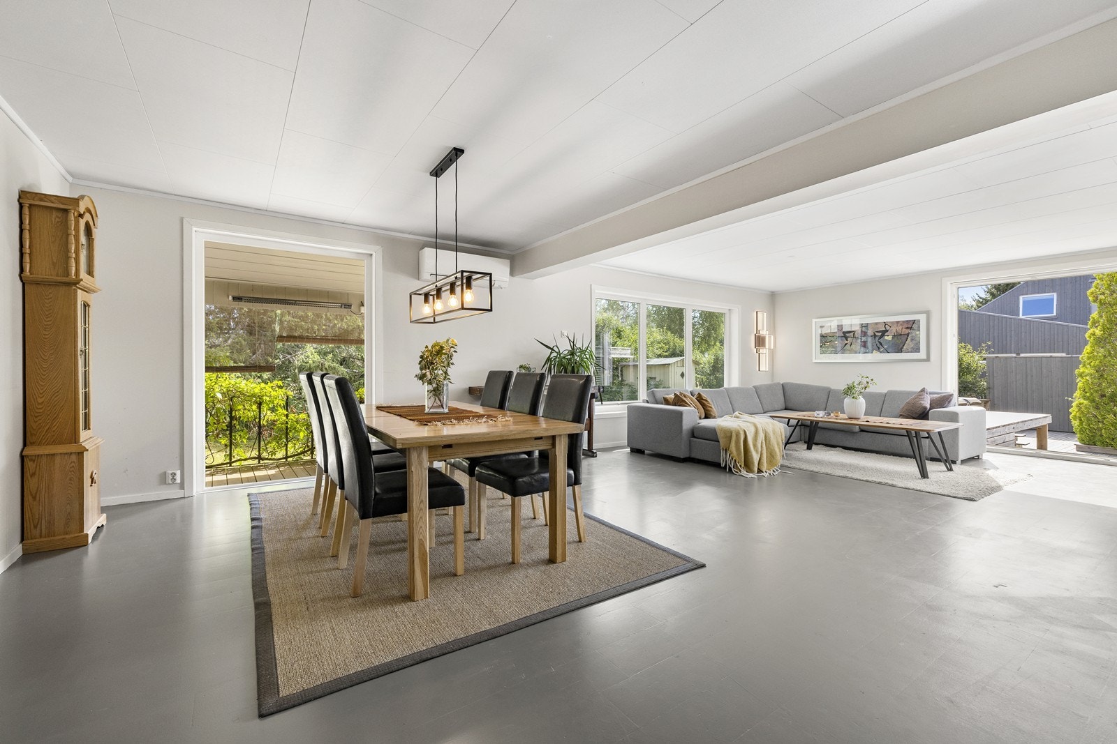 Stuen er boligens sentrale samlingspunkt, med god plass til både spise- og sofagruppe. Galleribilde