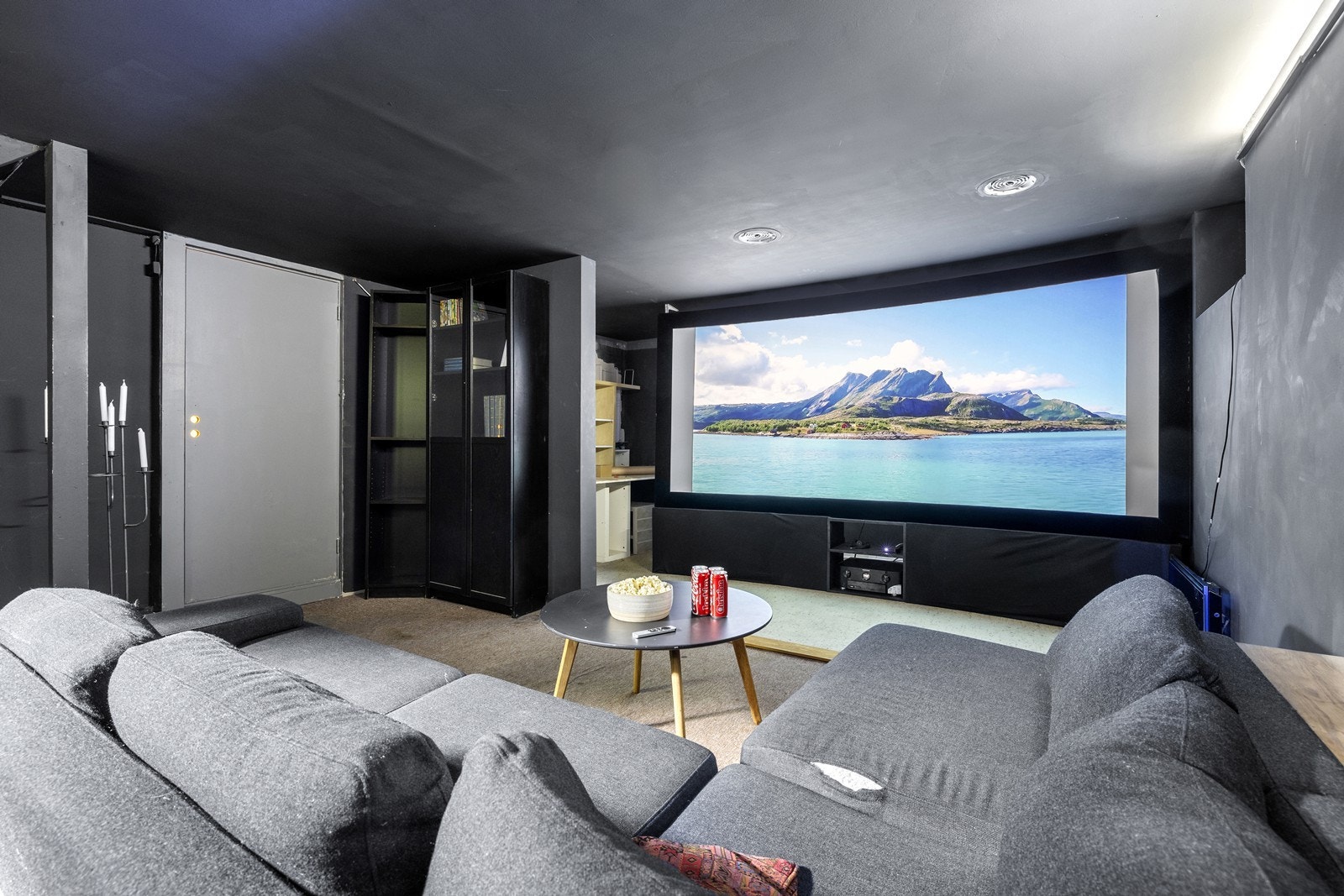 Kjellerens største rom er innredet som et fullverdig kinorom, perfekt for filmkvelder. Galleribilde