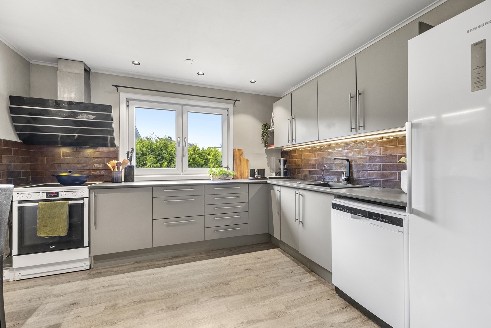 Kjøkkenet har store vinduer som slipper inn rikelig med naturlig lys. Galleribilde