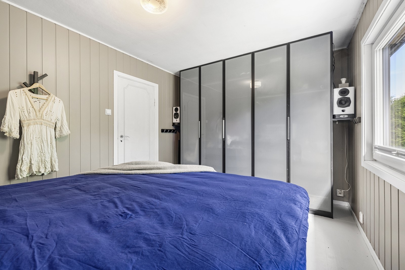 En romslig garderobe gir rikelig med oppbevaringsplass. Galleribilde