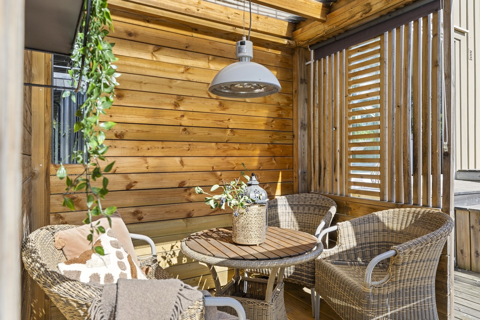Du har en koselig, overbygget del på ca. 6 m² på terrassen, perfekt for avslapping på regnværsdager. Galleribilde