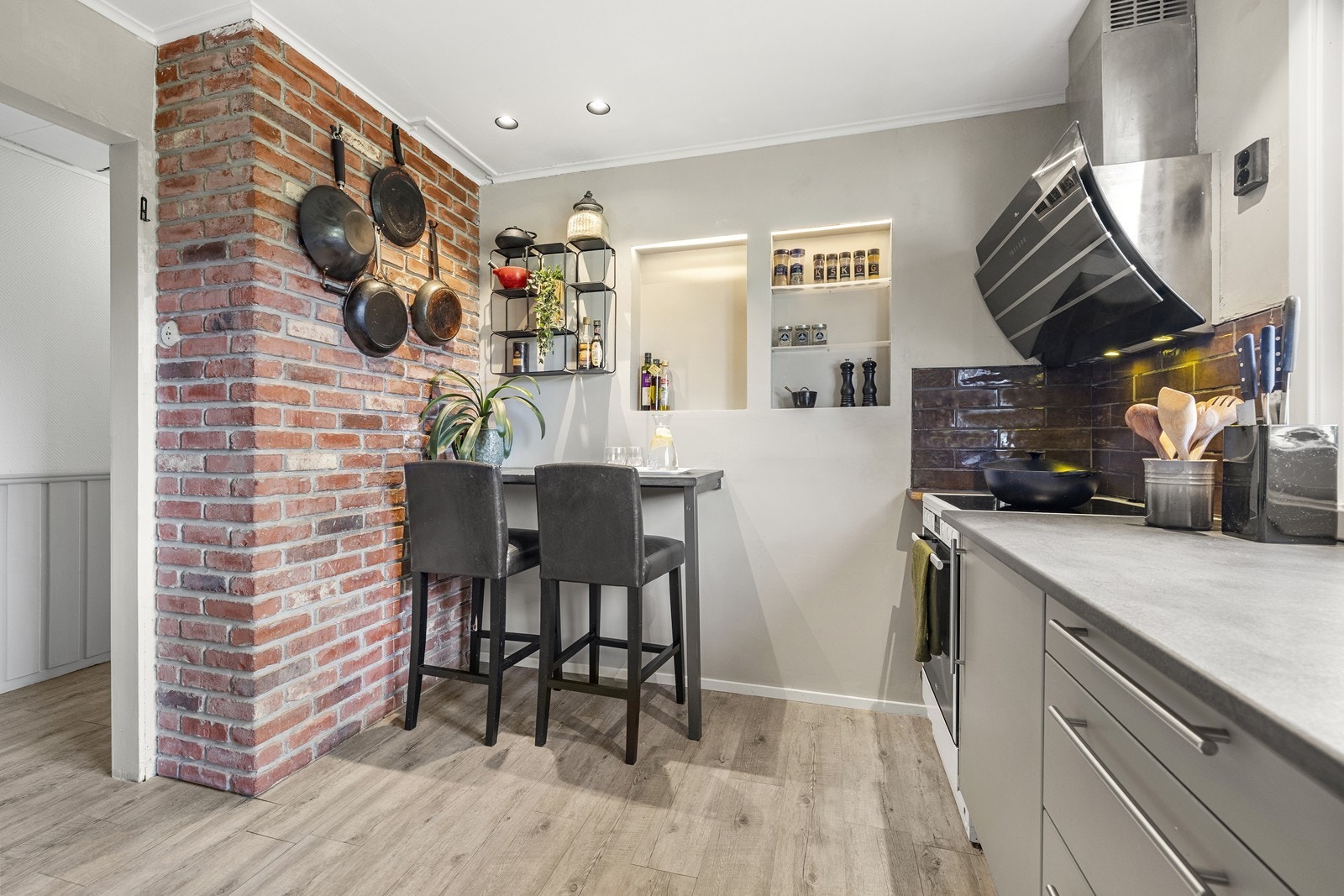 Vi går videre til kjøkkenet. Innredningen fra 2019 har en praktisk barløsning. Galleribilde