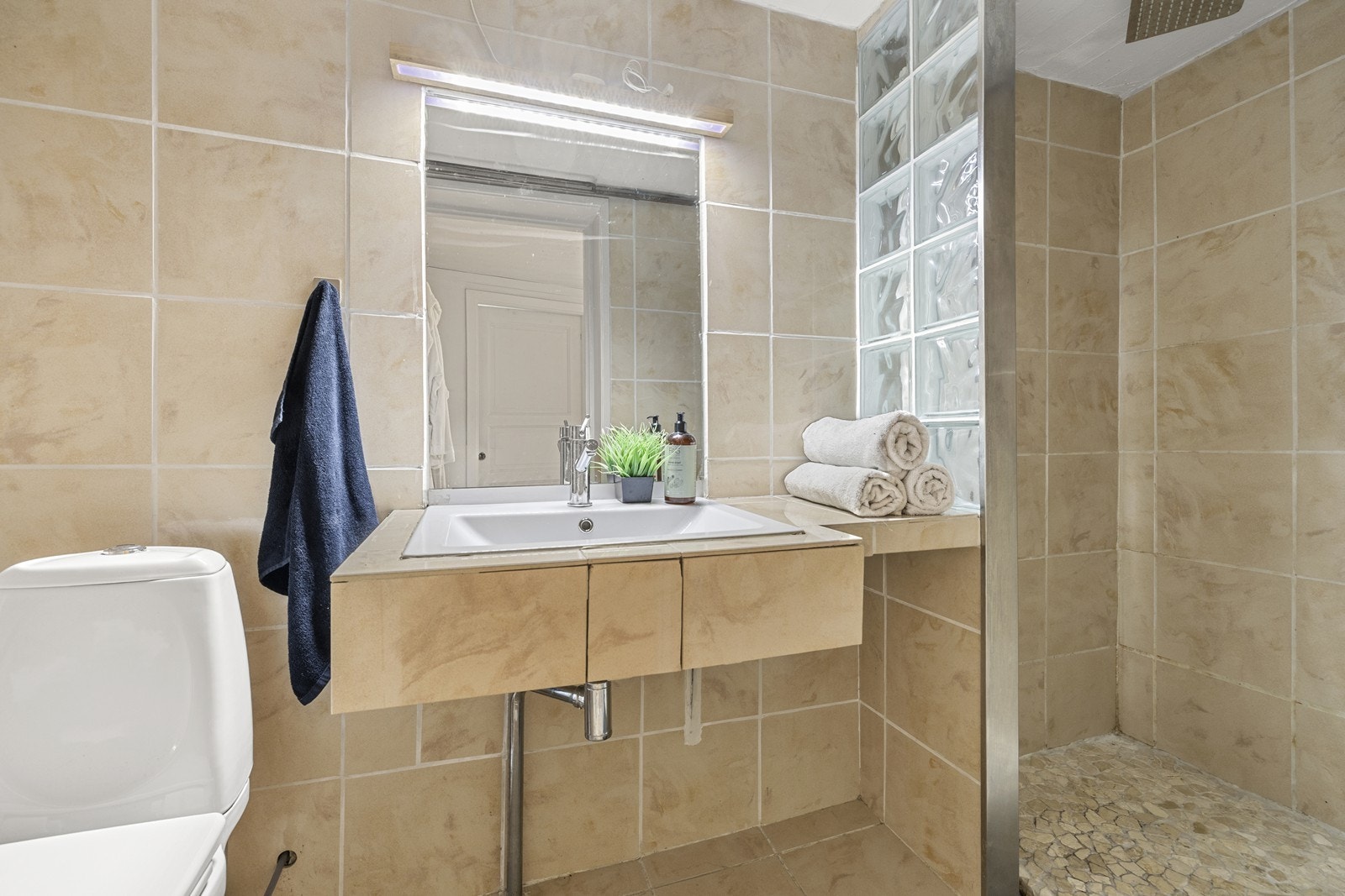 Badet i kjelleren er av eldre dato og har flislagte overflater og dusjnisje. Galleribilde