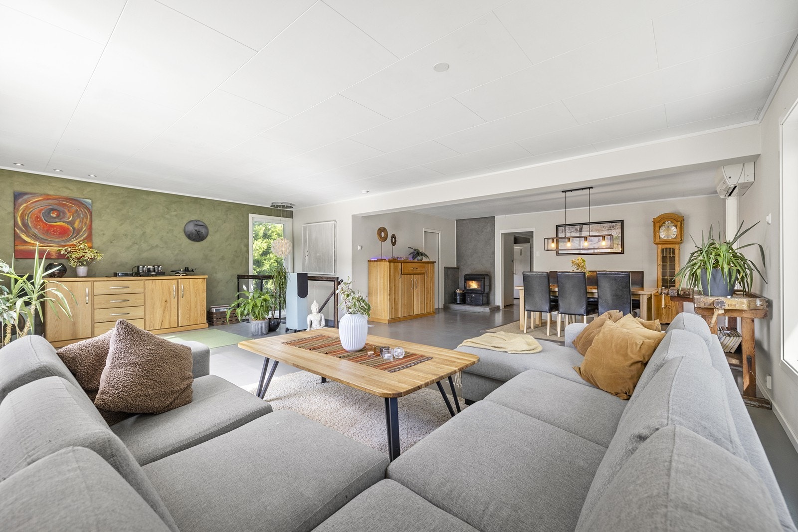 Stuen har en åpen og luftig planløsning som gir et behagelig inneklima. Galleribilde