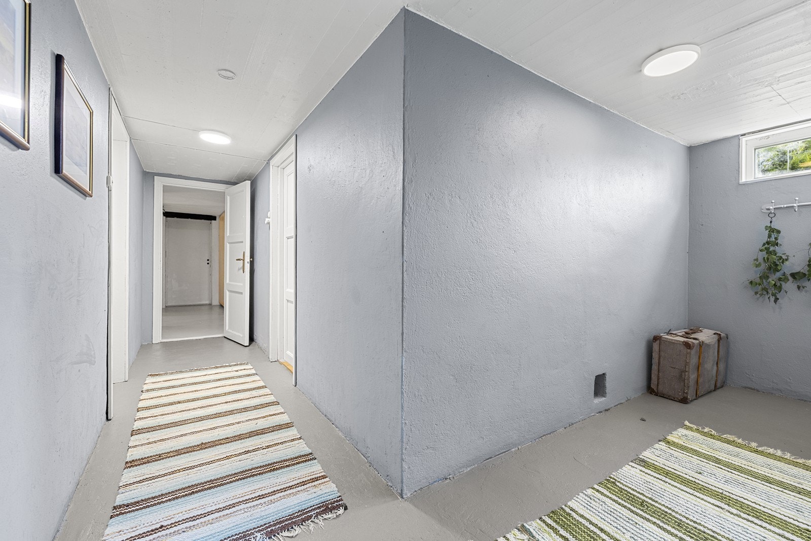 Hallen i kjelleren gir adkomst til etasjens ulike rom. Galleribilde